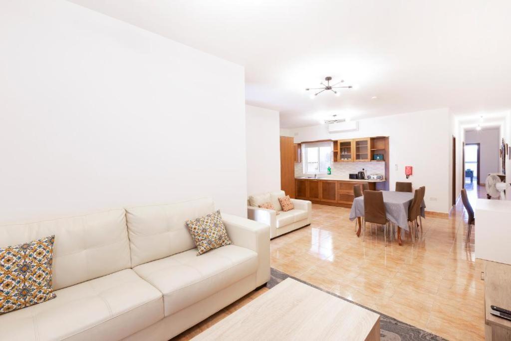 Gudja - Lovely 3 Bedroom Unit With Own Private Entrance Экстерьер фото